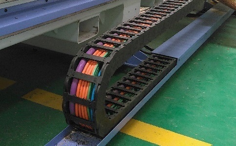 電纜、氣管、水管都可置于拖鏈中